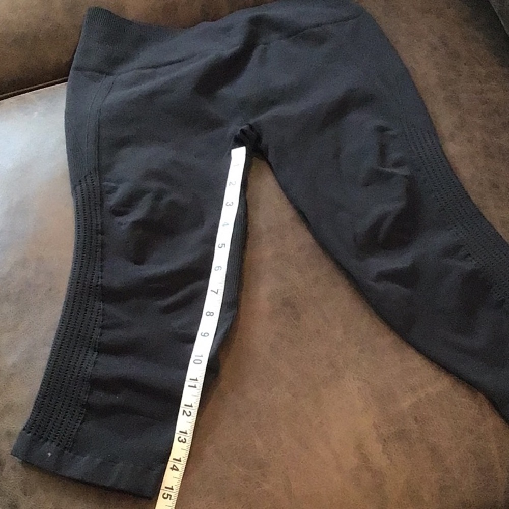 Lululemon Black Compression Cropped Leggings - image 8